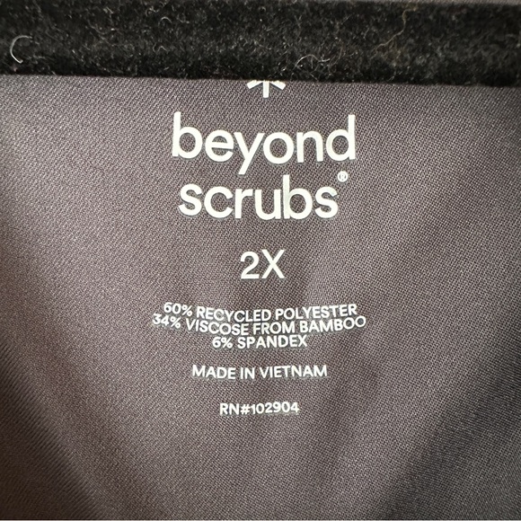 NWT Beyond Scrubs Unity 3-Pocket V-Neck Top - Picture 5 of 6